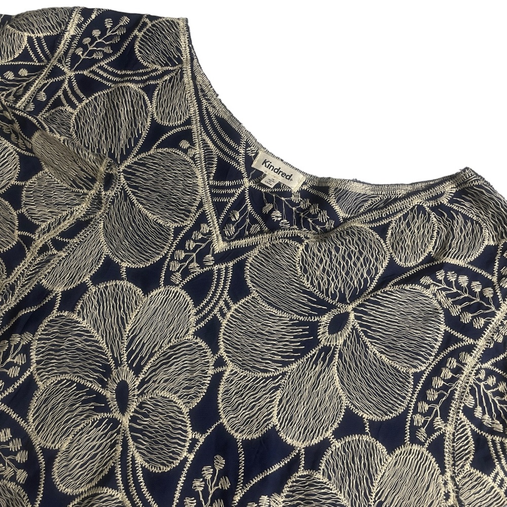 Kindred 1X Blue White Floral Print Short Sleeve Scalloped Hem V Neck Ladies Top